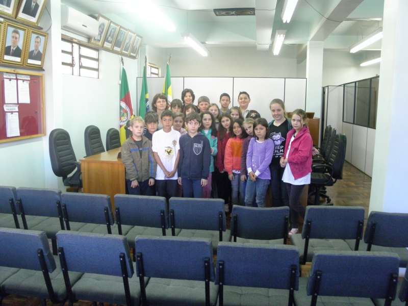 ALUNOS VISITAM A CÂMARA DE VEREADORES.